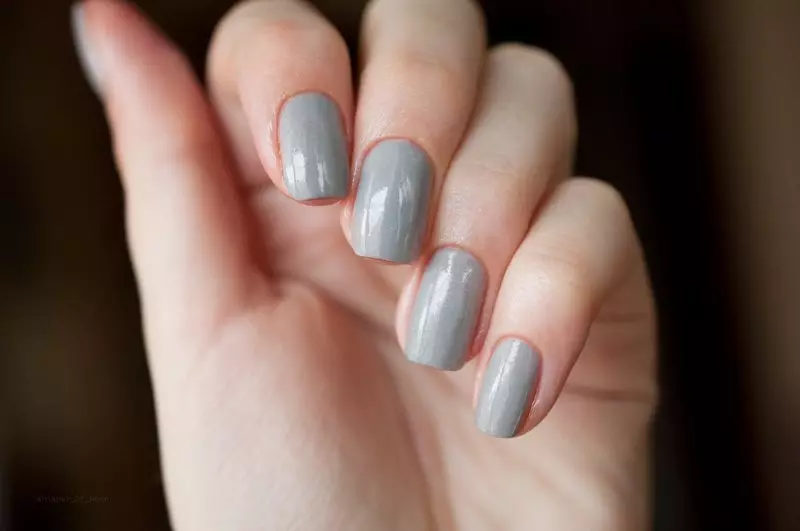 I-Grey Manicure (izithombe ezingama-76): Idizayini yezipikili nge-lacquer emnyama nempunga nezinhlanganisela ezinhle ezinama-sequins aluhlaza okwesibhakabhaka nobuhlalu 17253_12