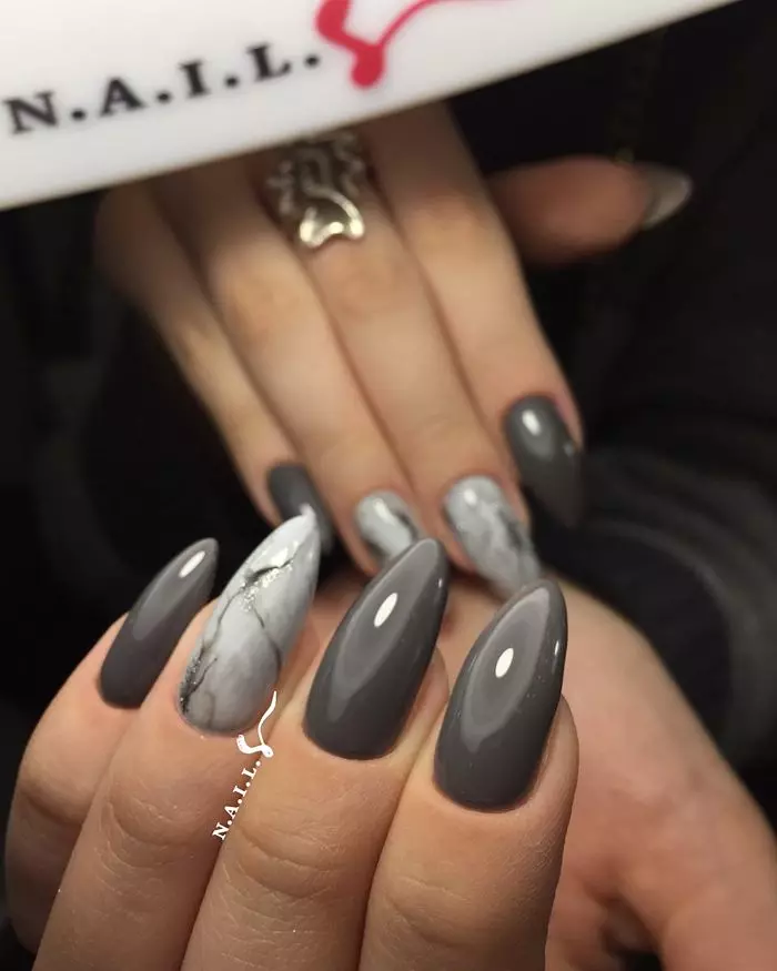 Manicura grisa (76 fotos): disseny d'ungles amb laca negra i grisa i belles combinacions amb lluentons blaus i comptes 17253_13