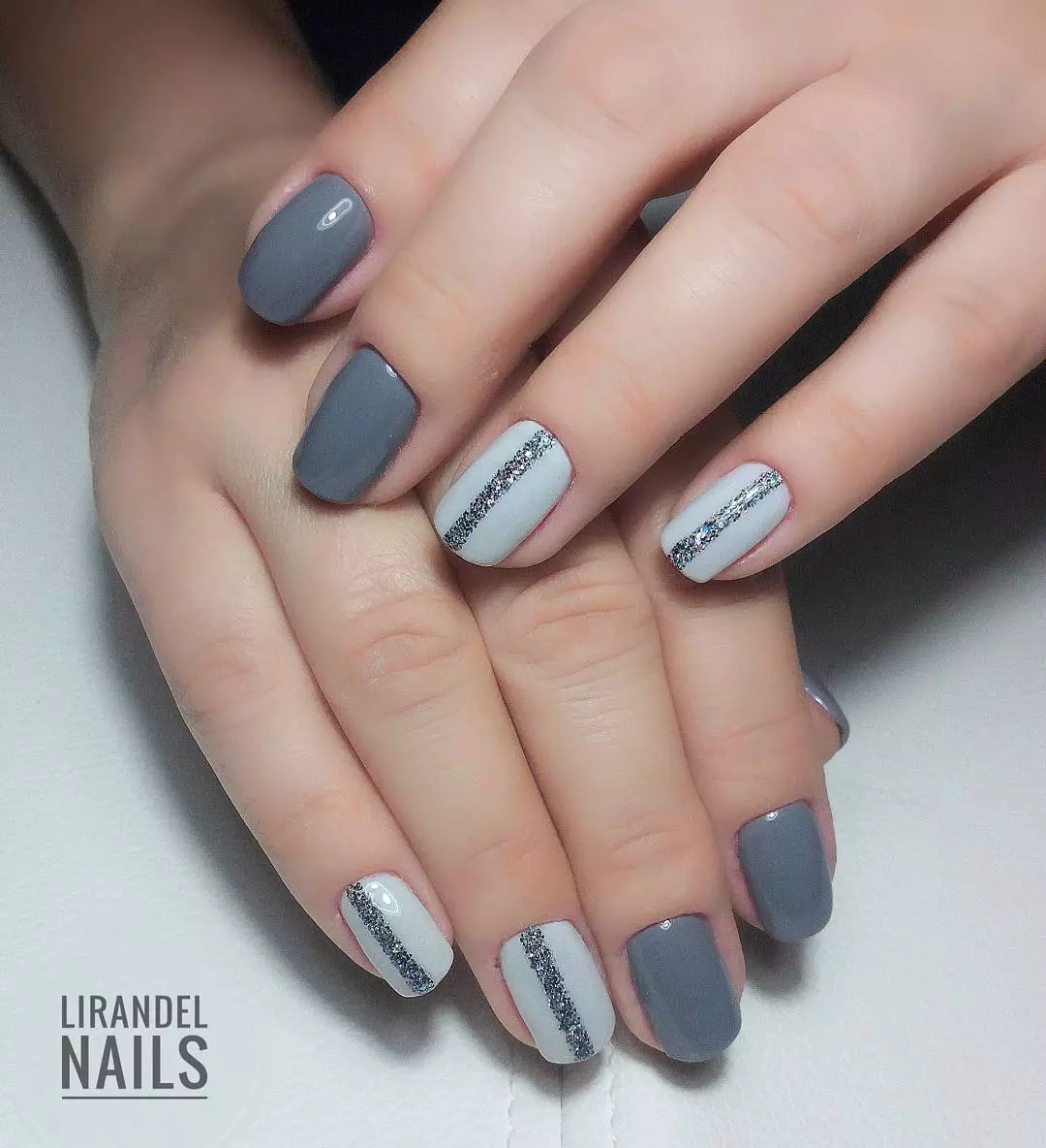 I-Grey Manicure (izithombe ezingama-76): Idizayini yezipikili nge-lacquer emnyama nempunga nezinhlanganisela ezinhle ezinama-sequins aluhlaza okwesibhakabhaka nobuhlalu 17253_20