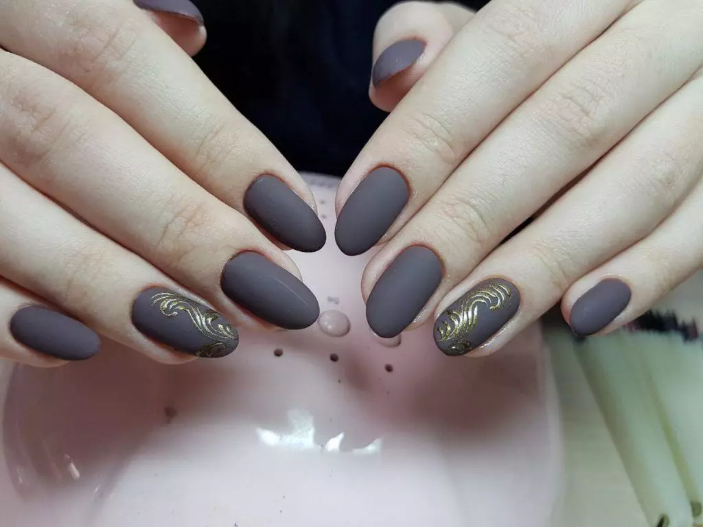 I-Grey Manicure (izithombe ezingama-76): Idizayini yezipikili nge-lacquer emnyama nempunga nezinhlanganisela ezinhle ezinama-sequins aluhlaza okwesibhakabhaka nobuhlalu 17253_24