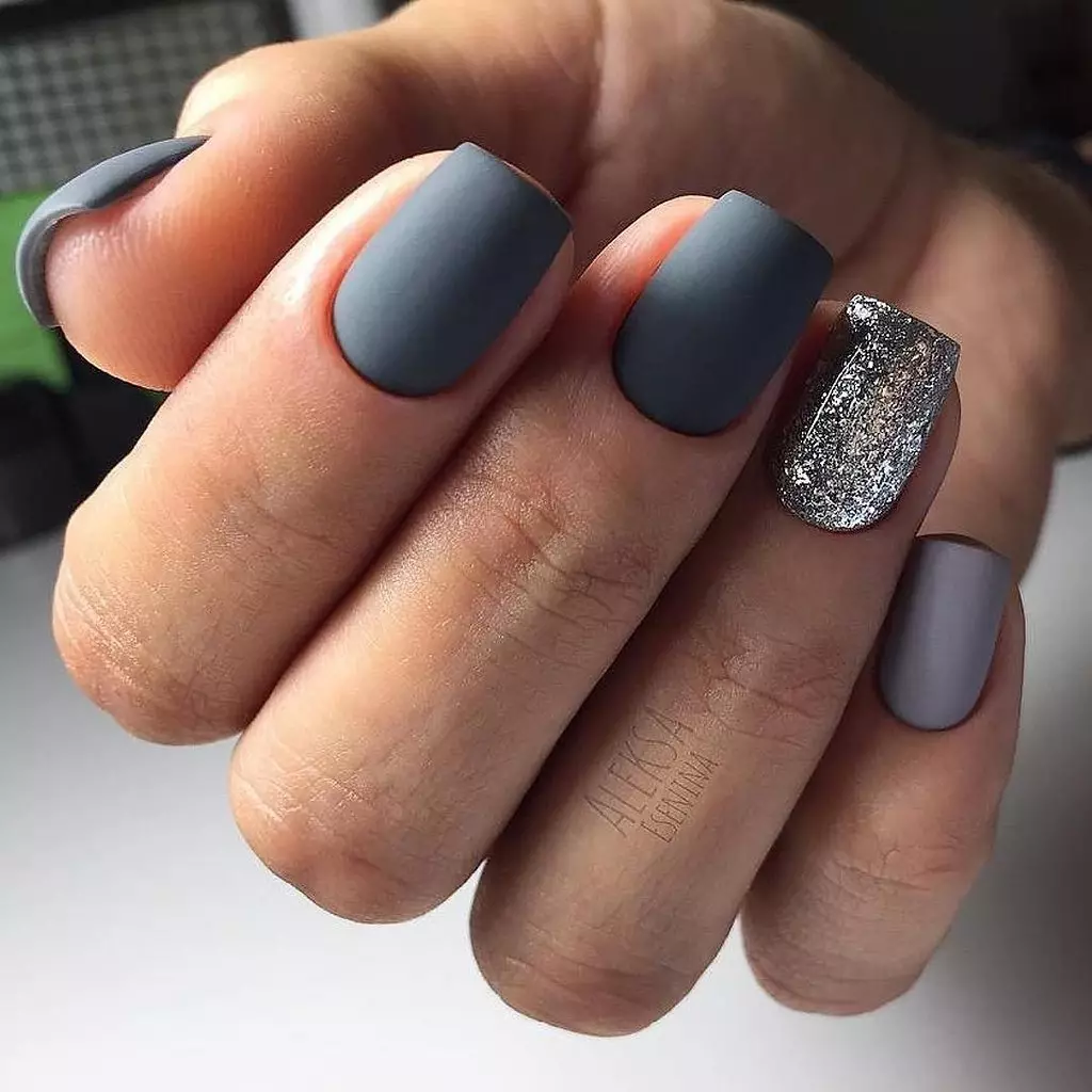Manicura grisa (76 fotos): disseny d'ungles amb laca negra i grisa i belles combinacions amb lluentons blaus i comptes 17253_25