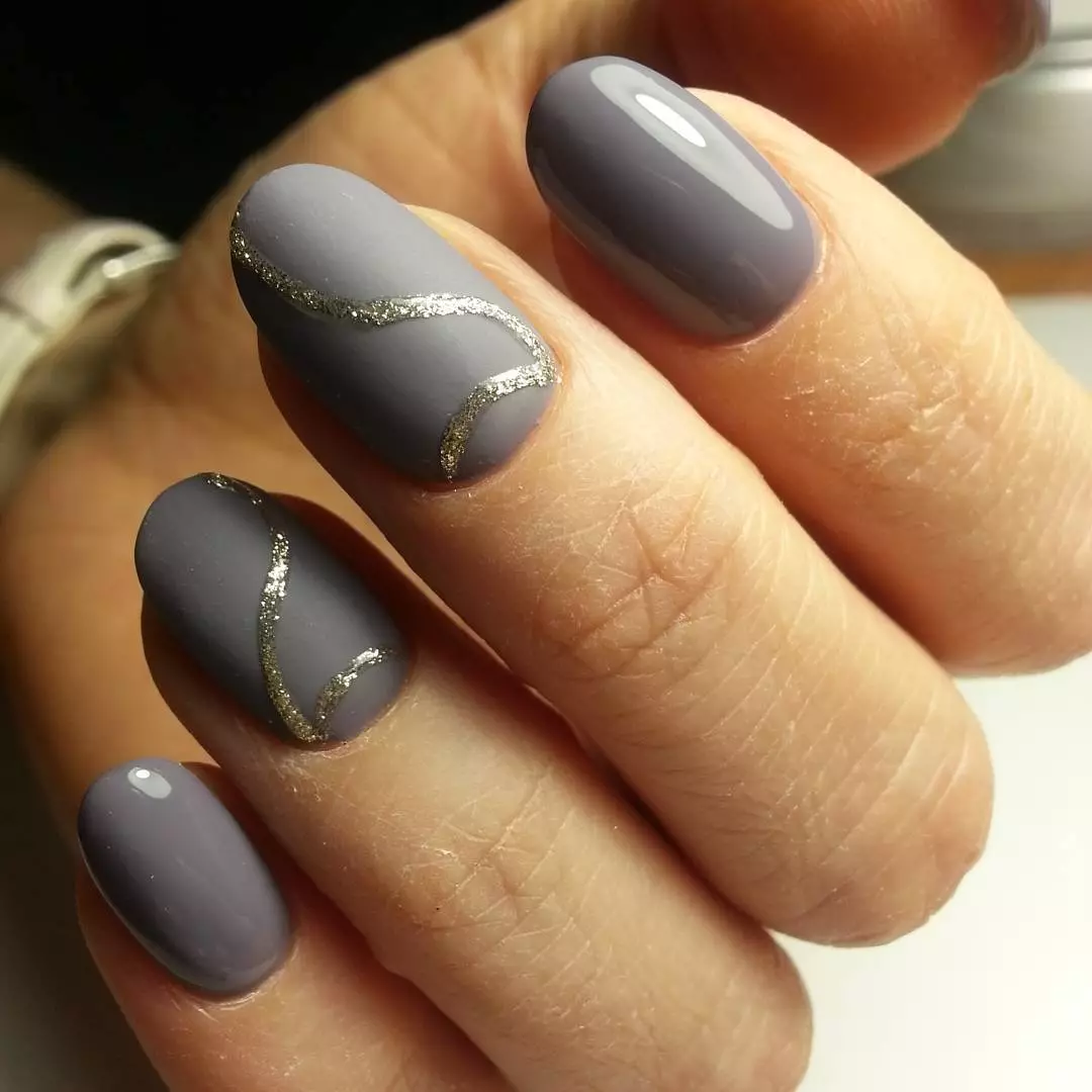 Grå manikyr (76 bilder): Nail design med svart och grå lack och vackra kombinationer med blåa paljetter och pärlor 17253_26