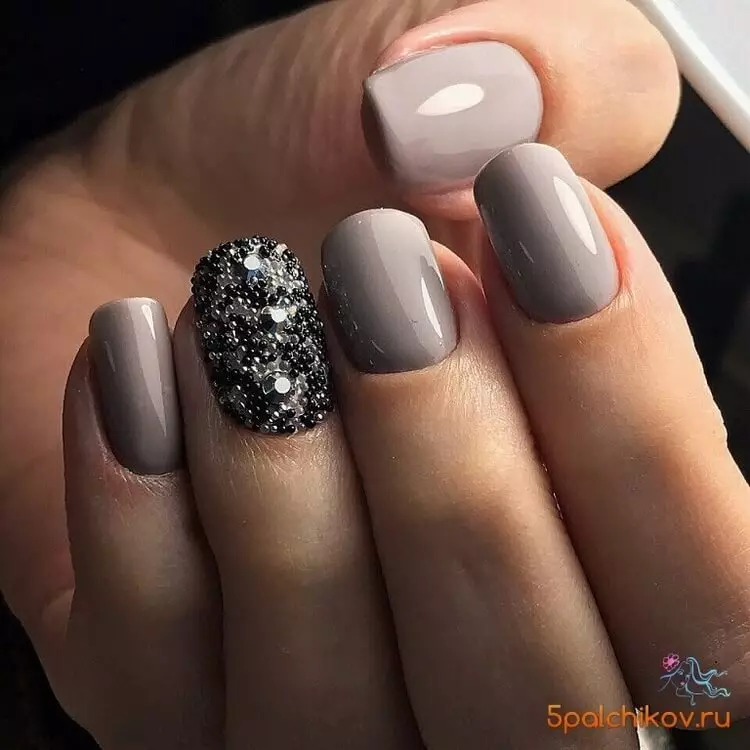 I-Grey Manicure (izithombe ezingama-76): Idizayini yezipikili nge-lacquer emnyama nempunga nezinhlanganisela ezinhle ezinama-sequins aluhlaza okwesibhakabhaka nobuhlalu 17253_3