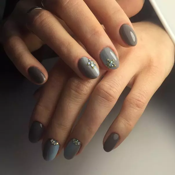 I-Grey Manicure (izithombe ezingama-76): Idizayini yezipikili nge-lacquer emnyama nempunga nezinhlanganisela ezinhle ezinama-sequins aluhlaza okwesibhakabhaka nobuhlalu 17253_30