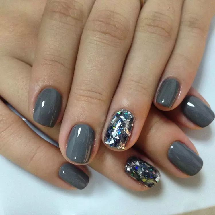 I-Grey Manicure (izithombe ezingama-76): Idizayini yezipikili nge-lacquer emnyama nempunga nezinhlanganisela ezinhle ezinama-sequins aluhlaza okwesibhakabhaka nobuhlalu 17253_33