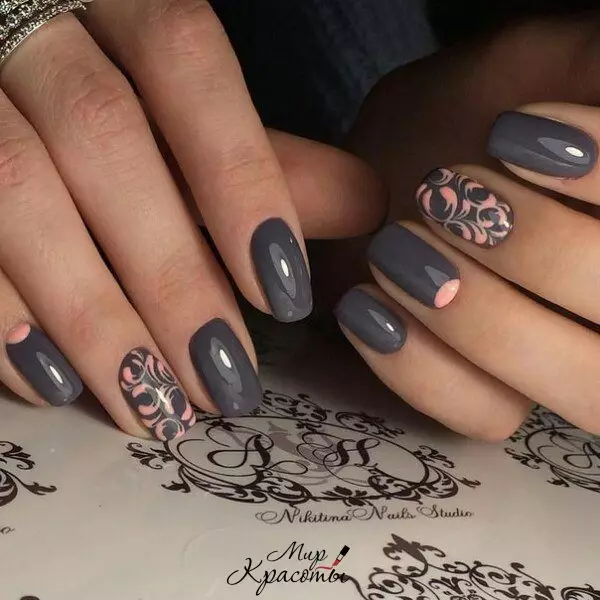 I-Grey Manicure (izithombe ezingama-76): Idizayini yezipikili nge-lacquer emnyama nempunga nezinhlanganisela ezinhle ezinama-sequins aluhlaza okwesibhakabhaka nobuhlalu 17253_36