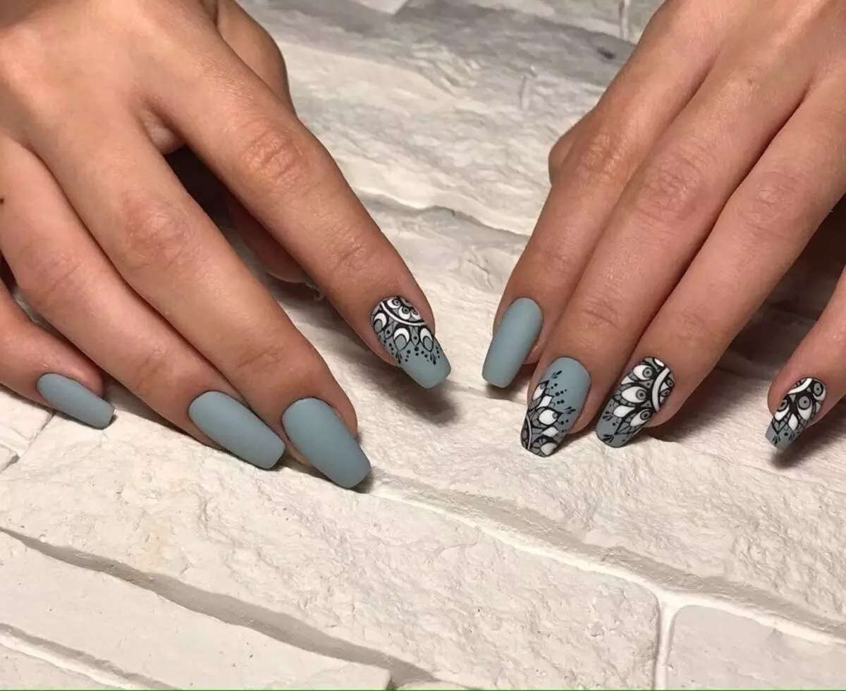 Grå manikyr (76 bilder): Nail design med svart och grå lack och vackra kombinationer med blåa paljetter och pärlor 17253_37