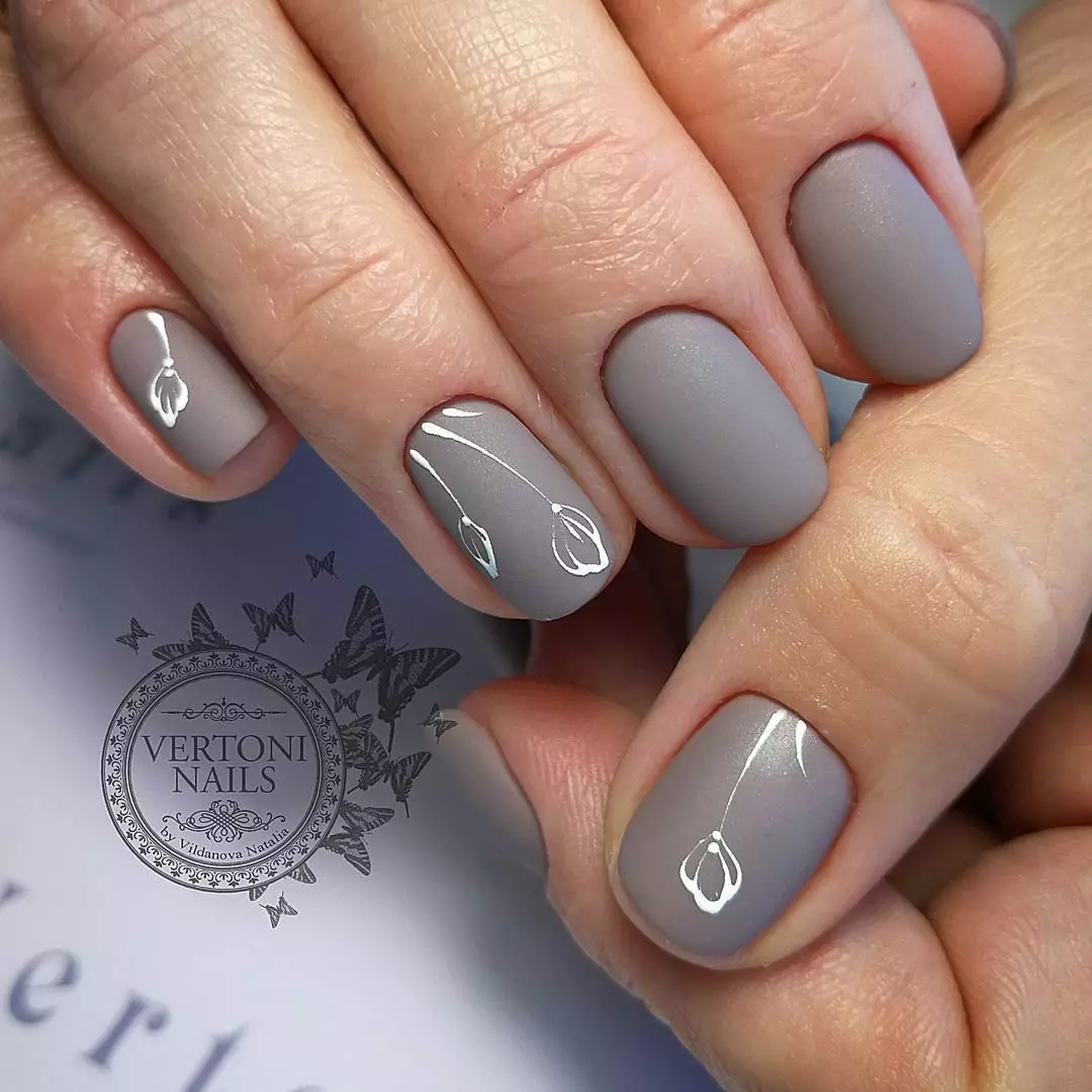 Grey Manicure (76 bilder): Nail design med svart og grå lakk og vakre kombinasjoner med blå paljetter og perler 17253_4