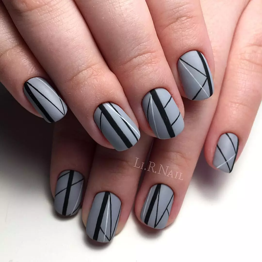 Manicura grisa (76 fotos): disseny d'ungles amb laca negra i grisa i belles combinacions amb lluentons blaus i comptes 17253_42