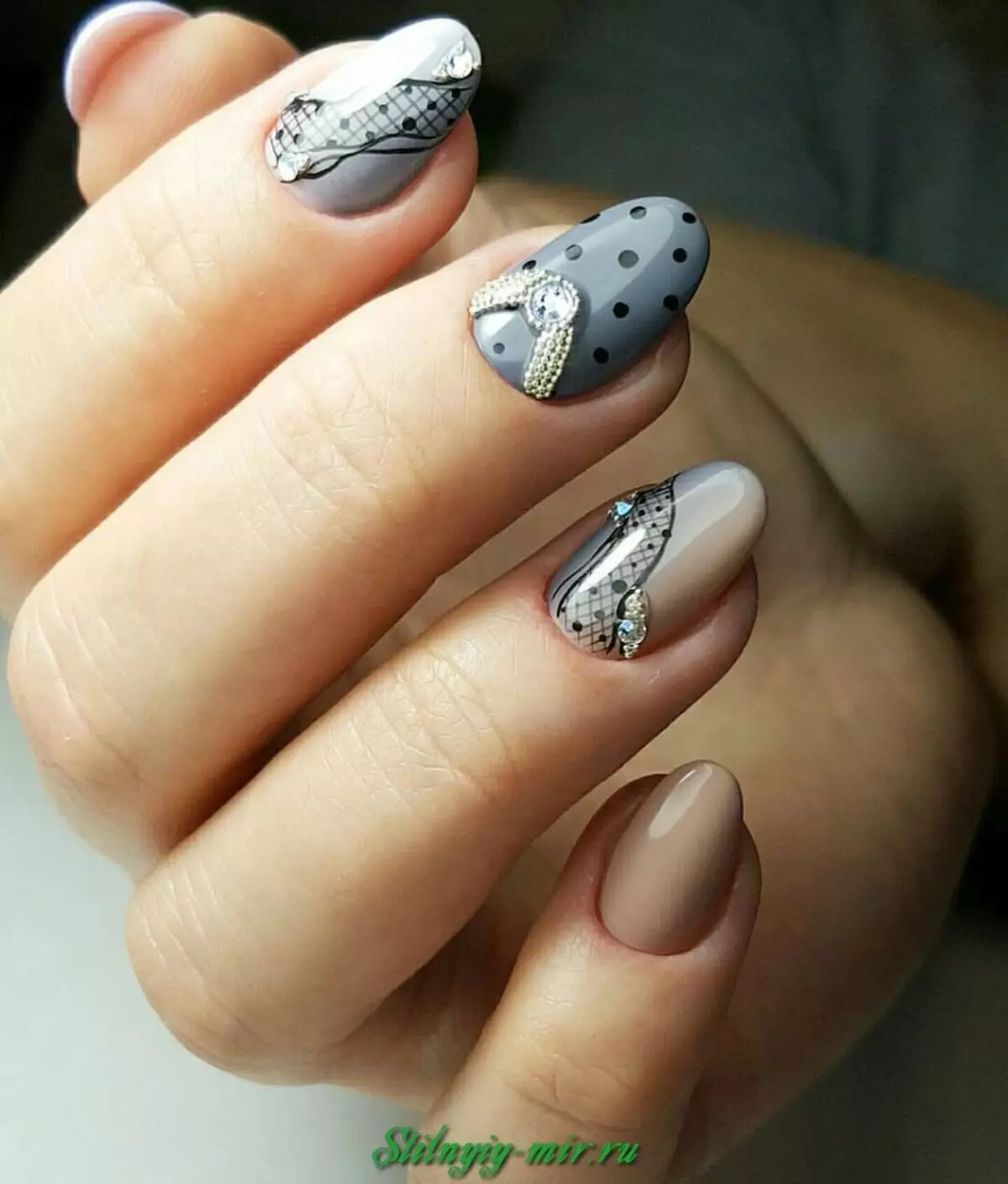 Grå manikyr (76 bilder): Nail design med svart och grå lack och vackra kombinationer med blåa paljetter och pärlor 17253_47