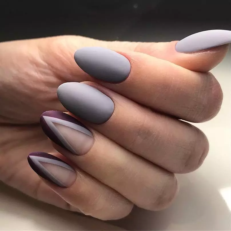 Manicura grisa (76 fotos): disseny d'ungles amb laca negra i grisa i belles combinacions amb lluentons blaus i comptes 17253_53