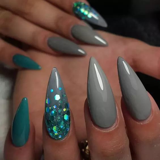 I-Grey Manicure (izithombe ezingama-76): Idizayini yezipikili nge-lacquer emnyama nempunga nezinhlanganisela ezinhle ezinama-sequins aluhlaza okwesibhakabhaka nobuhlalu 17253_60