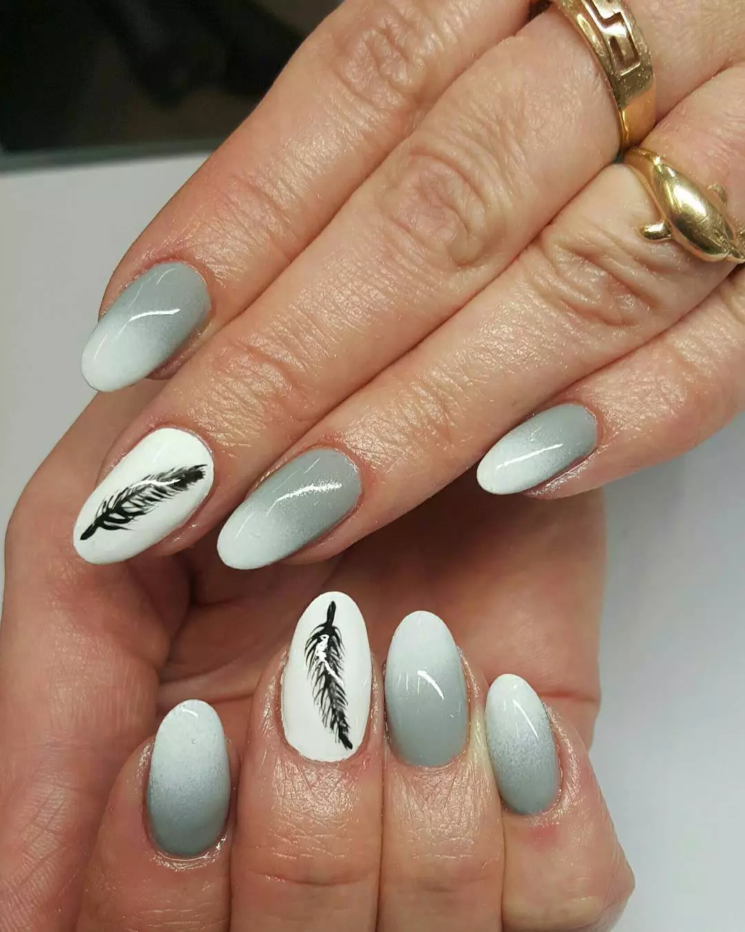 I-Grey Manicure (izithombe ezingama-76): Idizayini yezipikili nge-lacquer emnyama nempunga nezinhlanganisela ezinhle ezinama-sequins aluhlaza okwesibhakabhaka nobuhlalu 17253_64