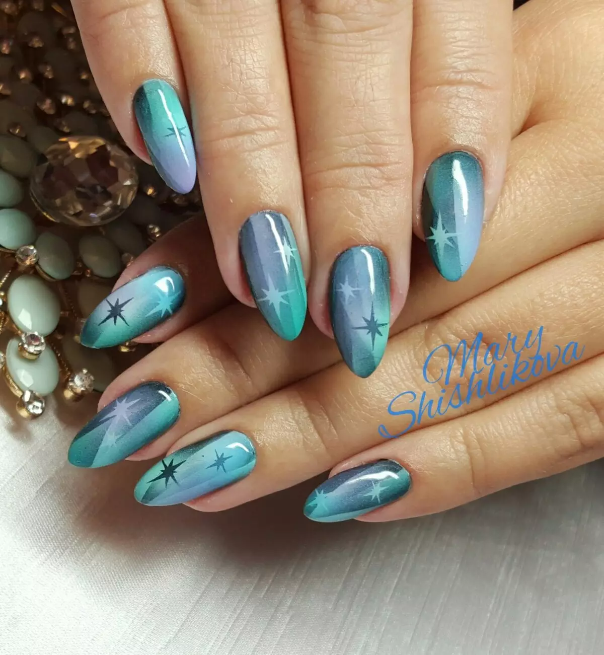 I-Grey Manicure (izithombe ezingama-76): Idizayini yezipikili nge-lacquer emnyama nempunga nezinhlanganisela ezinhle ezinama-sequins aluhlaza okwesibhakabhaka nobuhlalu 17253_67