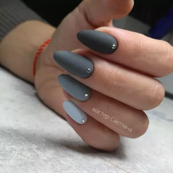 Grey Manicure (76 bilder): Nail design med svart og grå lakk og vakre kombinasjoner med blå paljetter og perler 17253_69