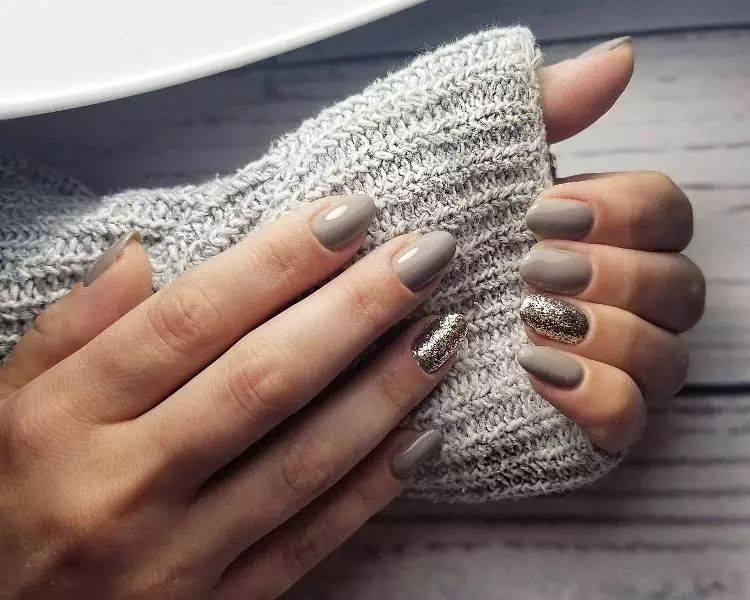 I-Grey Manicure (izithombe ezingama-76): Idizayini yezipikili nge-lacquer emnyama nempunga nezinhlanganisela ezinhle ezinama-sequins aluhlaza okwesibhakabhaka nobuhlalu 17253_7