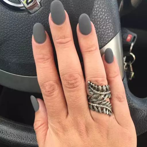 I-Grey Manicure (izithombe ezingama-76): Idizayini yezipikili nge-lacquer emnyama nempunga nezinhlanganisela ezinhle ezinama-sequins aluhlaza okwesibhakabhaka nobuhlalu 17253_70