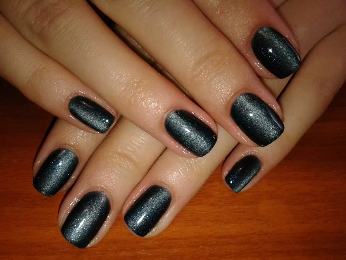 I-Grey Manicure (izithombe ezingama-76): Idizayini yezipikili nge-lacquer emnyama nempunga nezinhlanganisela ezinhle ezinama-sequins aluhlaza okwesibhakabhaka nobuhlalu 17253_73