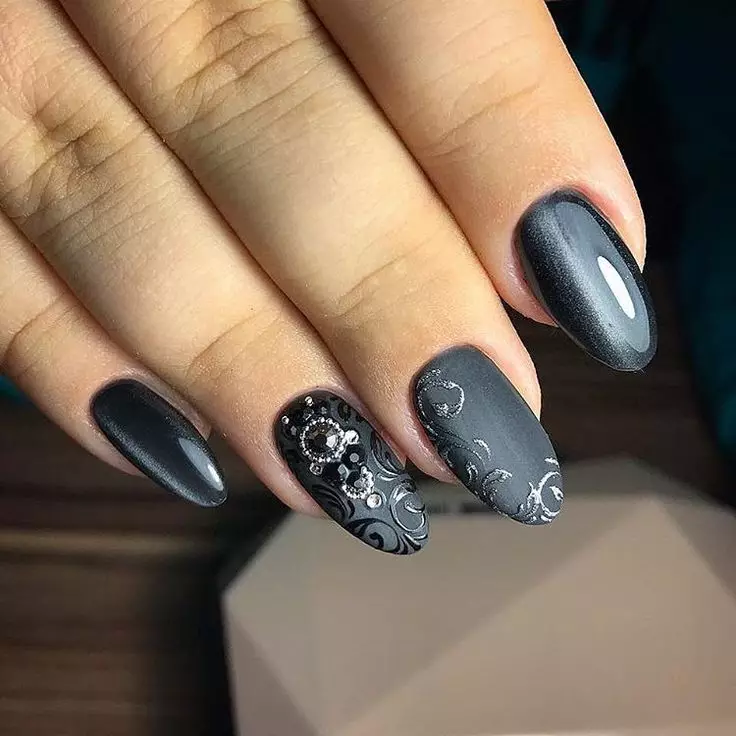 Manicura grisa (76 fotos): disseny d'ungles amb laca negra i grisa i belles combinacions amb lluentons blaus i comptes 17253_74