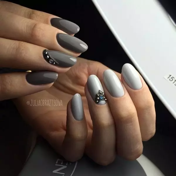 Gray manicure (76 photos): nail design with black and gray lacquer and beautiful combinations with blue sequins and beads 17253_8