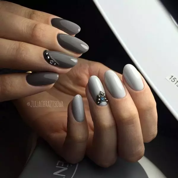 Grå manikyr (76 bilder): Nail design med svart och grå lack och vackra kombinationer med blåa paljetter och pärlor 17253_8