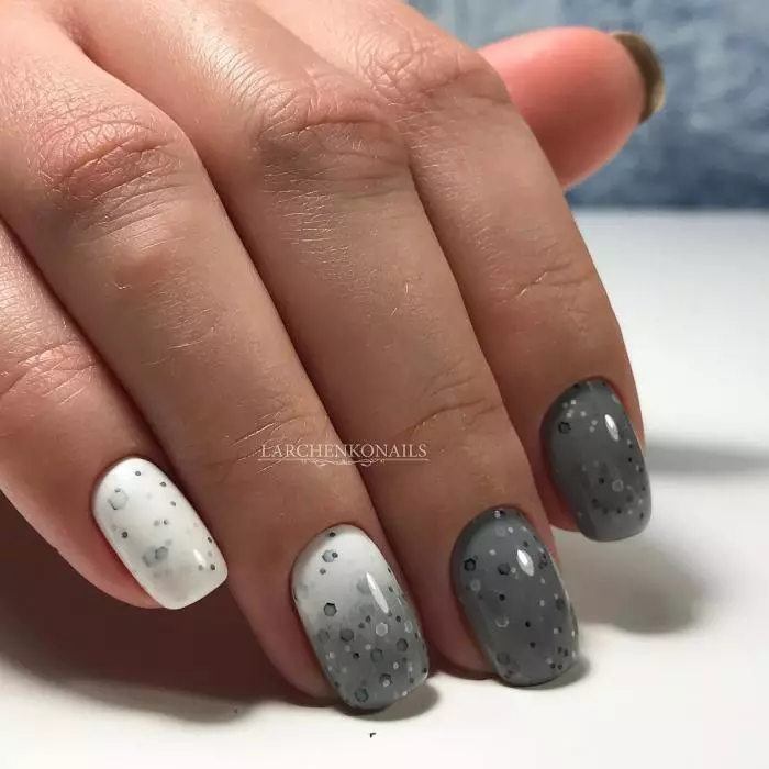 Manicura grisa (76 fotos): disseny d'ungles amb laca negra i grisa i belles combinacions amb lluentons blaus i comptes 17253_9
