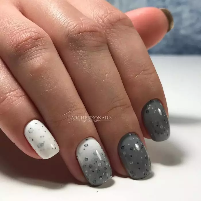 I-Grey Manicure (izithombe ezingama-76): Idizayini yezipikili nge-lacquer emnyama nempunga nezinhlanganisela ezinhle ezinama-sequins aluhlaza okwesibhakabhaka nobuhlalu 17253_9