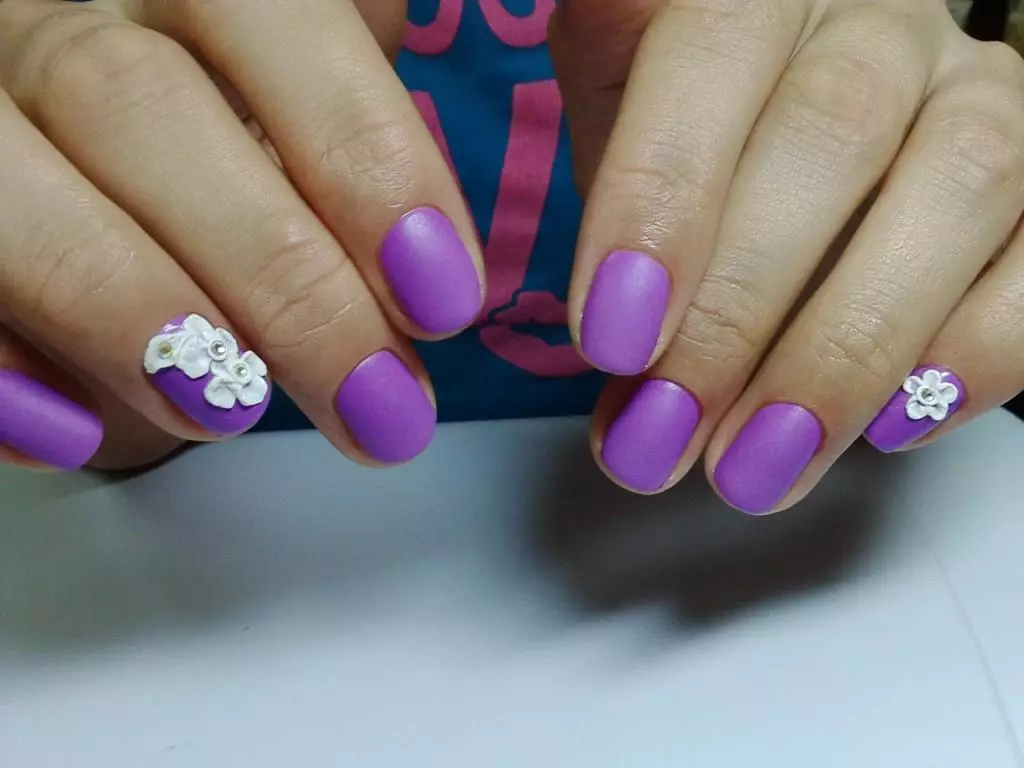 Senic-Lilac Manicure (linepe tse 45): Nail e qaqisa ka mabone a bobebe le violet shades 17254_25
