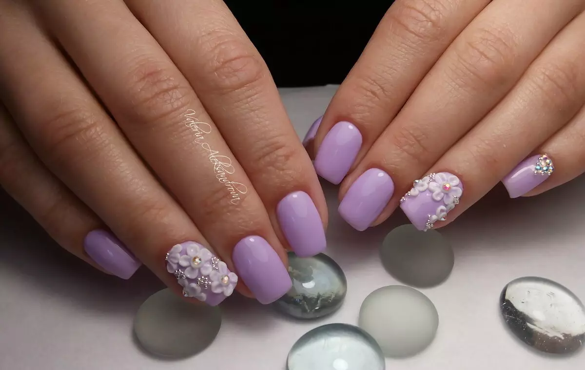 Skey-Lilac Manicure (45 fotoj): Najla dezajno en malpezaj siringoj kaj violaj nuancoj 17254_26