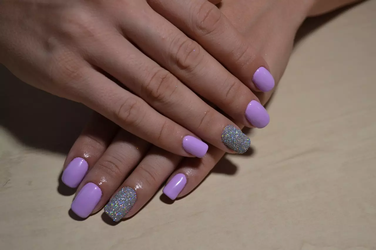 manicure skey-lilac (45 ຮູບພາບ): ການອອກແບບເລັບໃນ Lilac Lilac ແລະສີມ້ວງ 17254_40