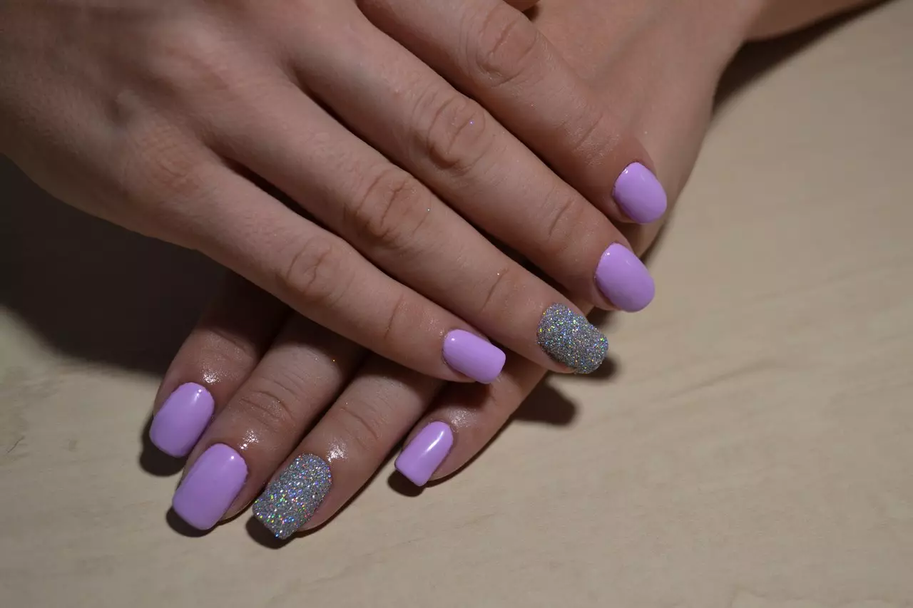 Skey-Lilac Manicure (45 fotoj): Najla dezajno en malpezaj siringoj kaj violaj nuancoj 17254_40