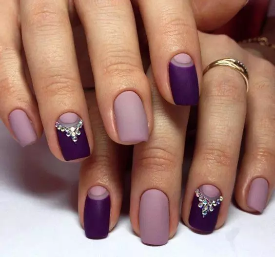 Matinis violetinis manikiūras (23 nuotraukos): šviesus nagų dizainas 17255_18