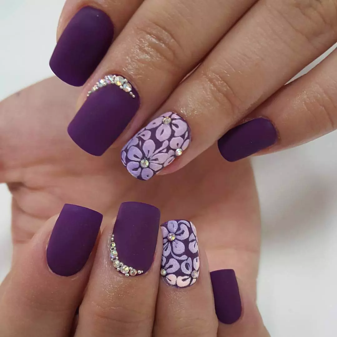 Matinis violetinis manikiūras (23 nuotraukos): šviesus nagų dizainas 17255_20