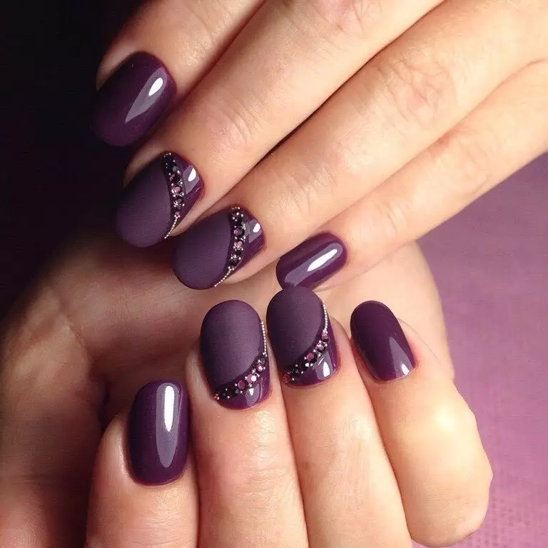 Matinis violetinis manikiūras (23 nuotraukos): šviesus nagų dizainas 17255_23