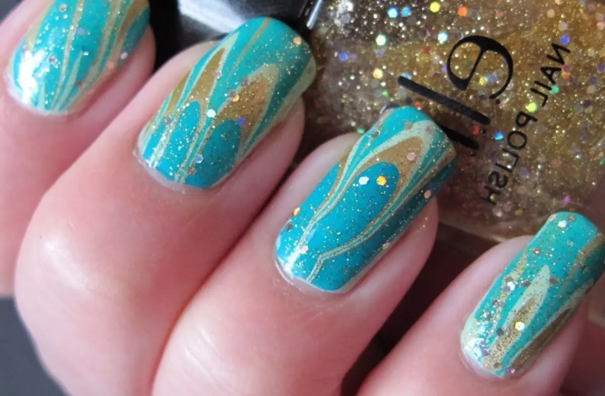 Turquoise manicure (121 mga larawan): Kuko disenyo sa pamamagitan ng turkesa matte barnisan sa rhinestones at sparkles 17256_115