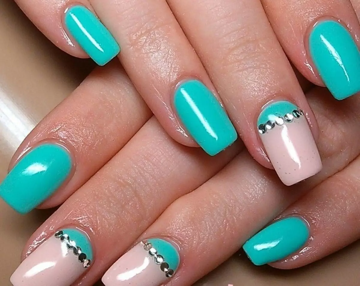 Turquoise manicure (121 mga larawan): Kuko disenyo sa pamamagitan ng turkesa matte barnisan sa rhinestones at sparkles 17256_116