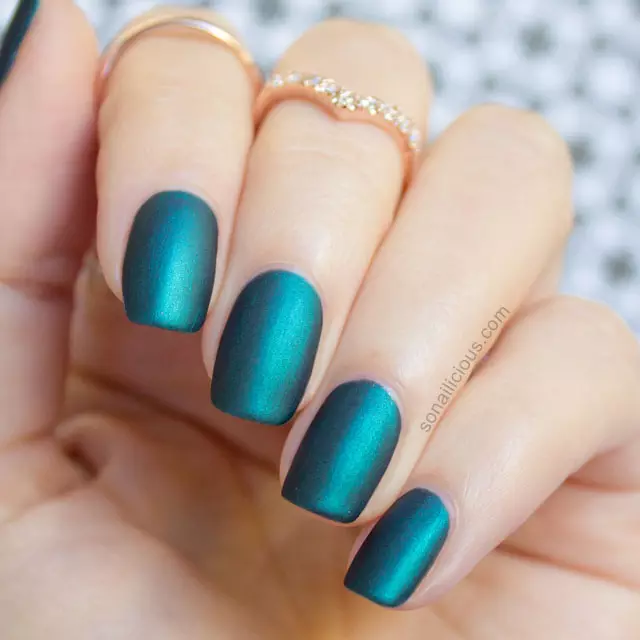Turquoise manicure (121 mga larawan): Kuko disenyo sa pamamagitan ng turkesa matte barnisan sa rhinestones at sparkles 17256_12