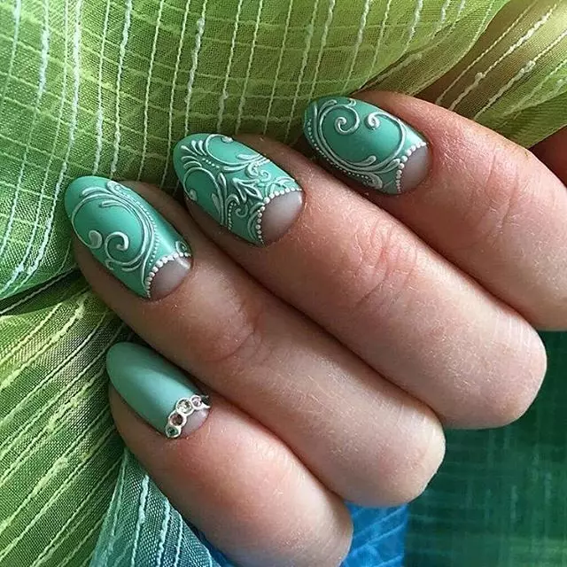 Turquoise manicure (121 mga larawan): Kuko disenyo sa pamamagitan ng turkesa matte barnisan sa rhinestones at sparkles 17256_121