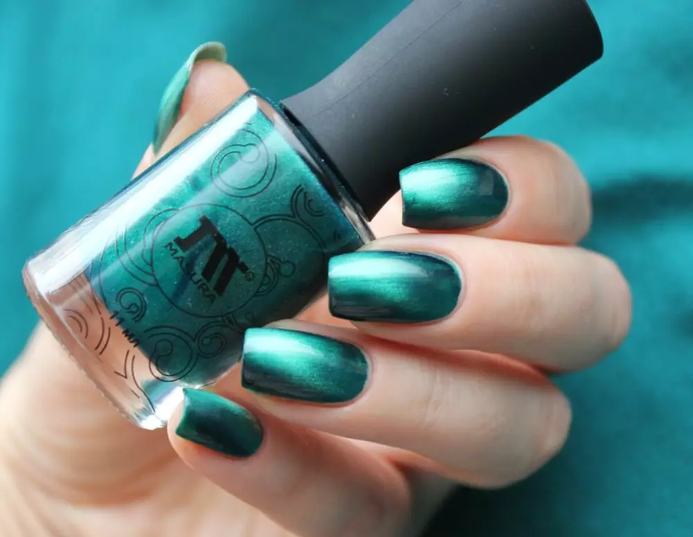 Turquoise manicure (121 mga larawan): Kuko disenyo sa pamamagitan ng turkesa matte barnisan sa rhinestones at sparkles 17256_18