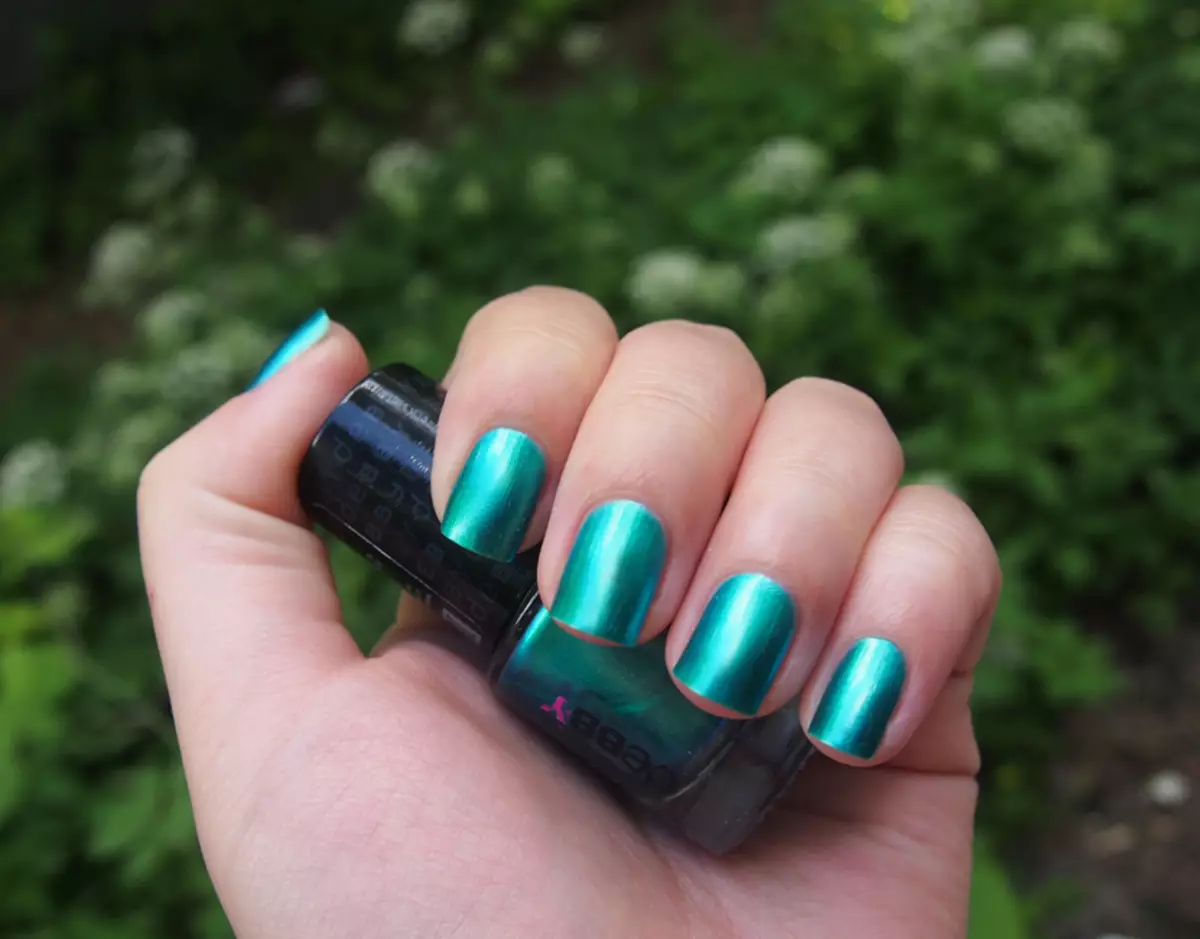 Turquoise manicure (121 foto's): Nagelontwerp door turquoise matte vernis met steentjes en fonkelingen 17256_19
