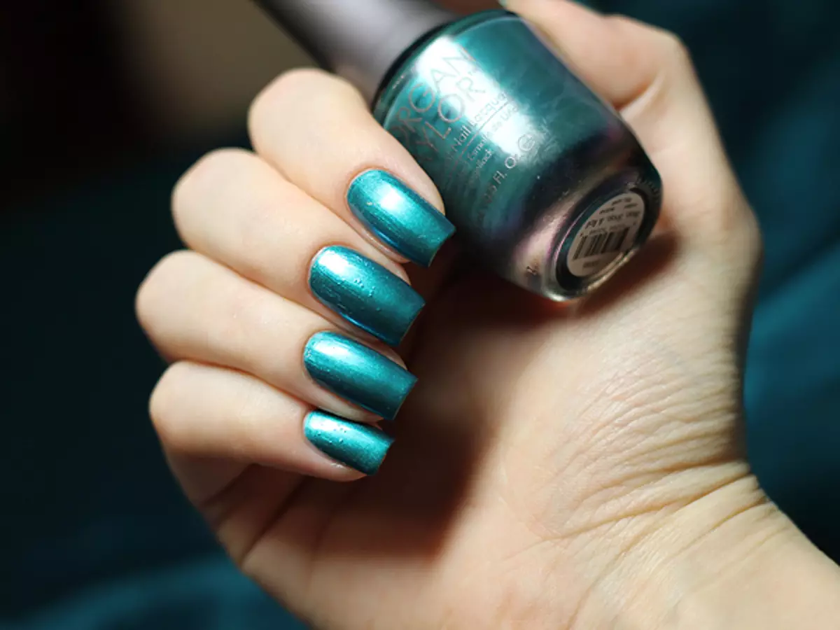 Turquoise manicure (121 mga larawan): Kuko disenyo sa pamamagitan ng turkesa matte barnisan sa rhinestones at sparkles 17256_20