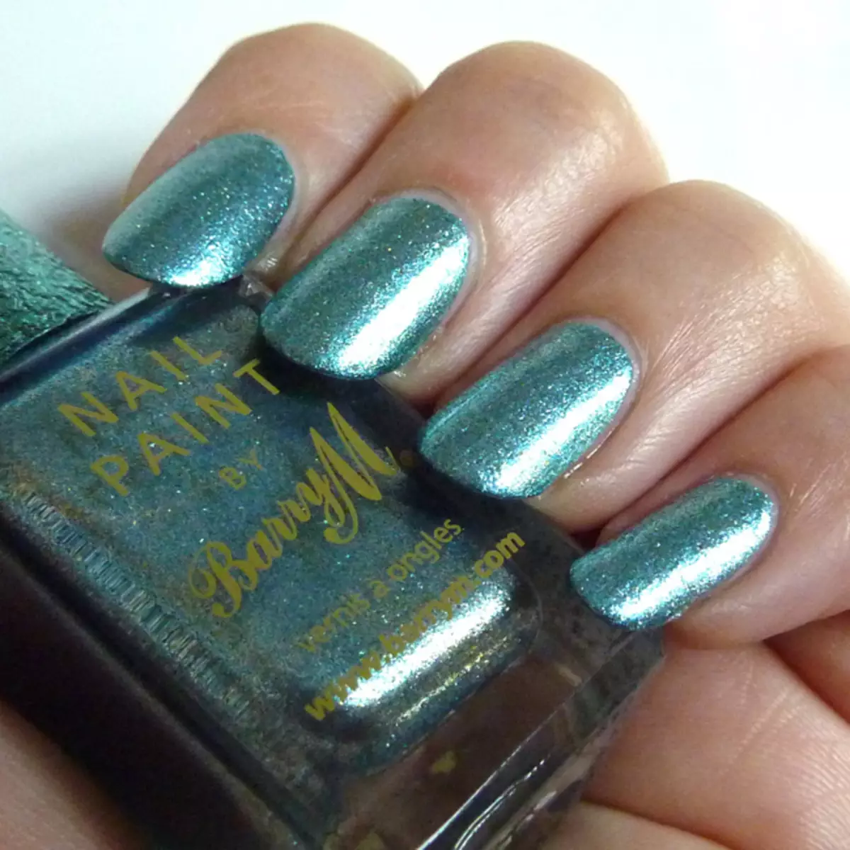 Turquoise manicure (121 mga larawan): Kuko disenyo sa pamamagitan ng turkesa matte barnisan sa rhinestones at sparkles 17256_21