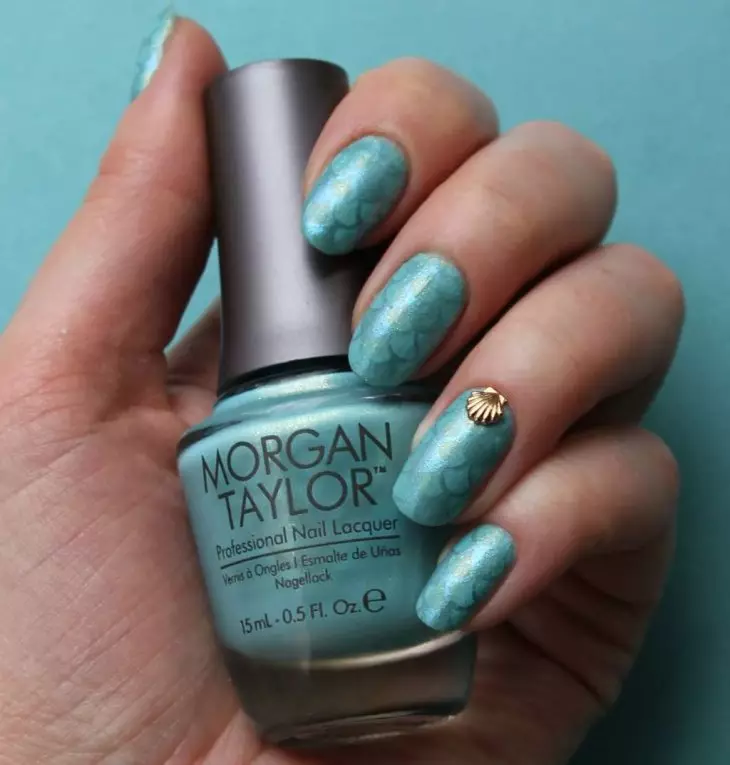 Turquoise manicure (121 mga larawan): Kuko disenyo sa pamamagitan ng turkesa matte barnisan sa rhinestones at sparkles 17256_24