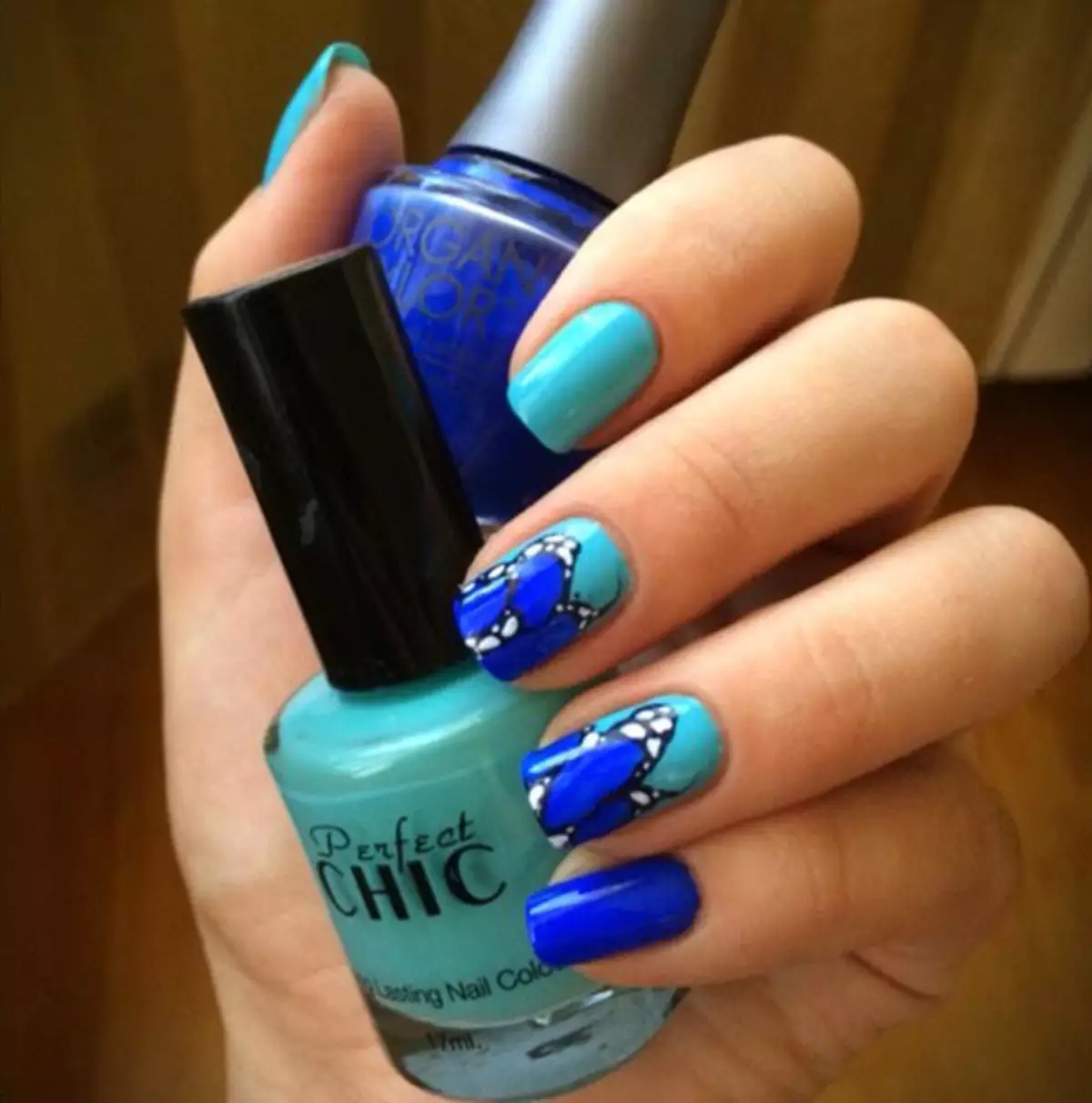 Turquoise manicure (121 mga larawan): Kuko disenyo sa pamamagitan ng turkesa matte barnisan sa rhinestones at sparkles 17256_39