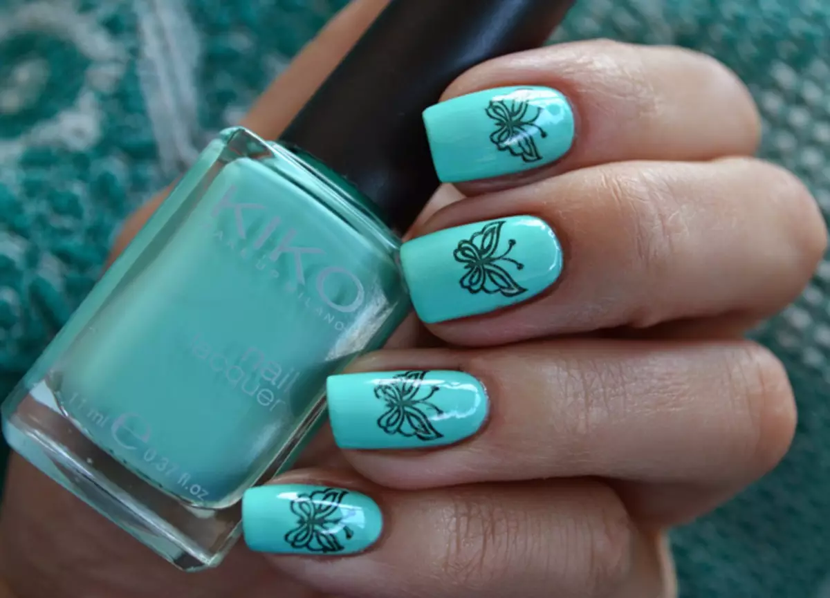 Turquoise manicure (121 mga larawan): Kuko disenyo sa pamamagitan ng turkesa matte barnisan sa rhinestones at sparkles 17256_45