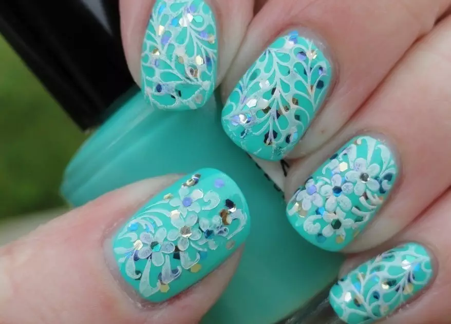 Turquoise manicure (121 mga larawan): Kuko disenyo sa pamamagitan ng turkesa matte barnisan sa rhinestones at sparkles 17256_77