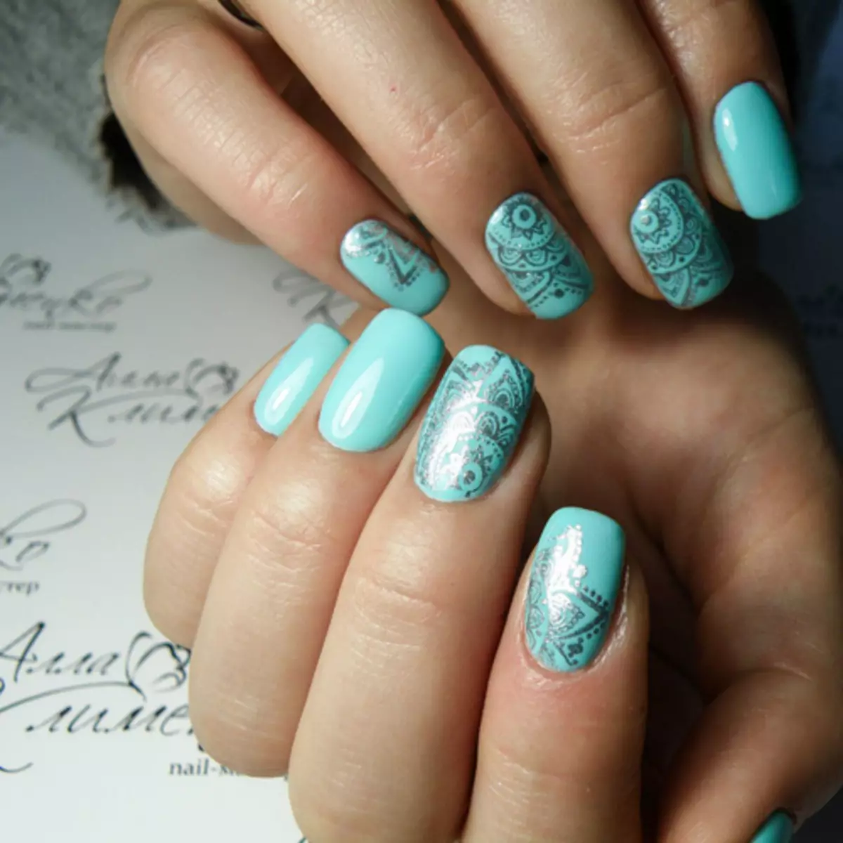 Turquoise manicure (121 mga larawan): Kuko disenyo sa pamamagitan ng turkesa matte barnisan sa rhinestones at sparkles 17256_88