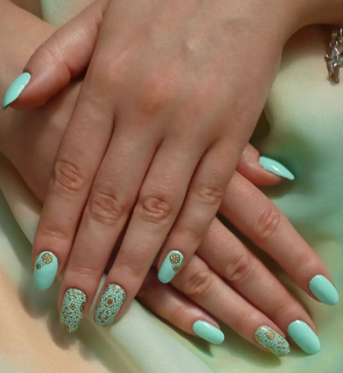 Turquoise manicure (121 foto's): Nagelontwerp door turquoise matte vernis met steentjes en fonkelingen 17256_90