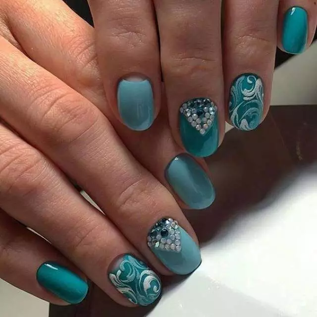 Turquoise manicure (121 mga larawan): Kuko disenyo sa pamamagitan ng turkesa matte barnisan sa rhinestones at sparkles 17256_91