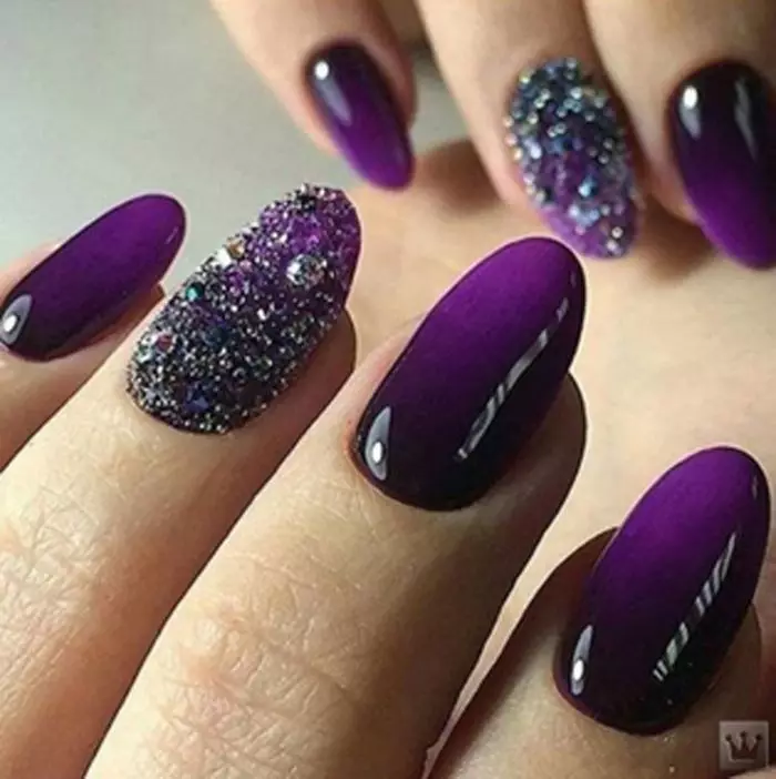 Manicure dalam warna ungu (32 gambar): Idea reka bentuk kuku 17257_10